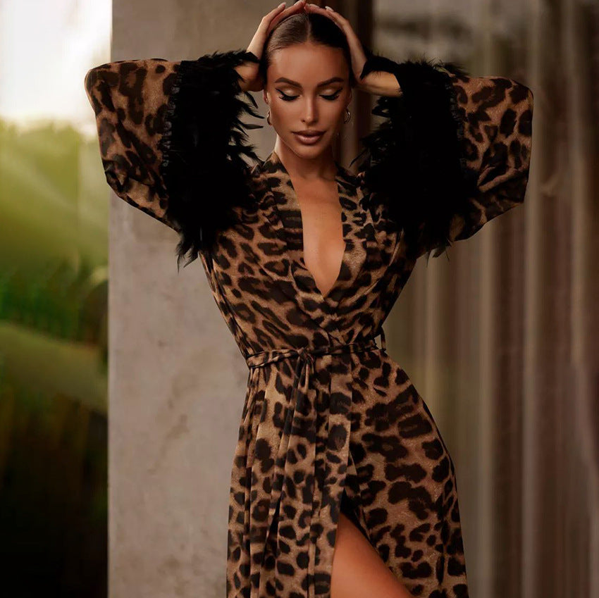 Dame Kimono-robe med dyreagtigt leopardmønster og sarte fjerdetaljer Stilla