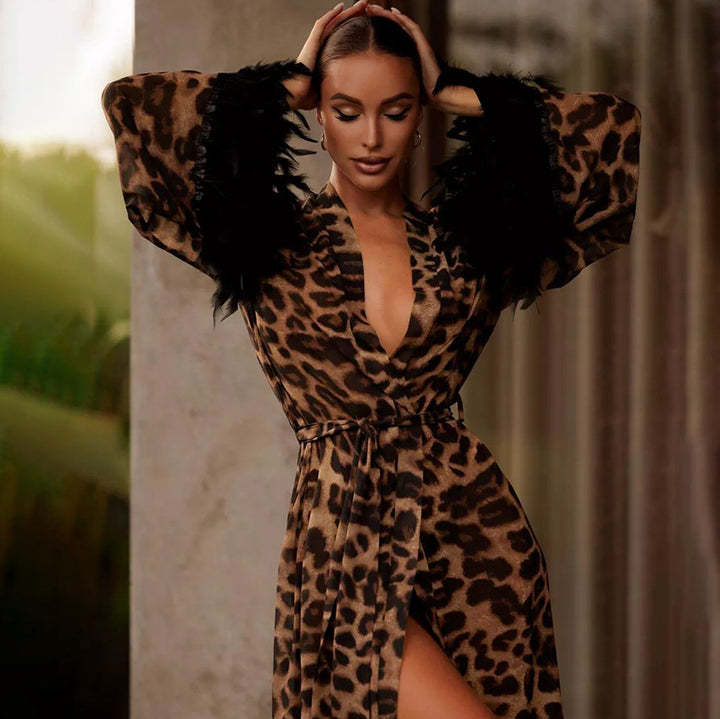 Dame Kimono-robe med dyreagtigt leopardmønster og sarte fjerdetaljer Stilla