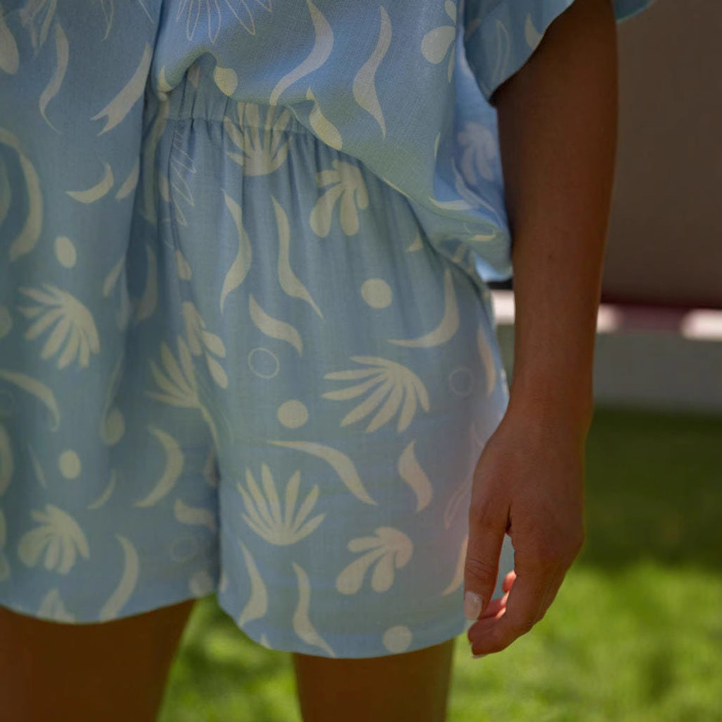 Dame fritids-sæt bestående af let kortærmet skjorte og behagelige shorts med blomstret print Stilla