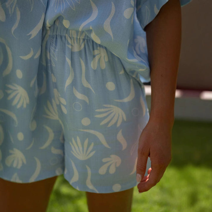 Dame fritids-sæt bestående af let kortærmet skjorte og behagelige shorts med blomstret print Stilla