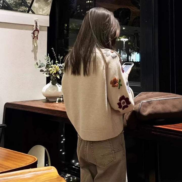 Kvinders elegante strikket sweater med blomsterbroderi design og afslappet snit Stilla