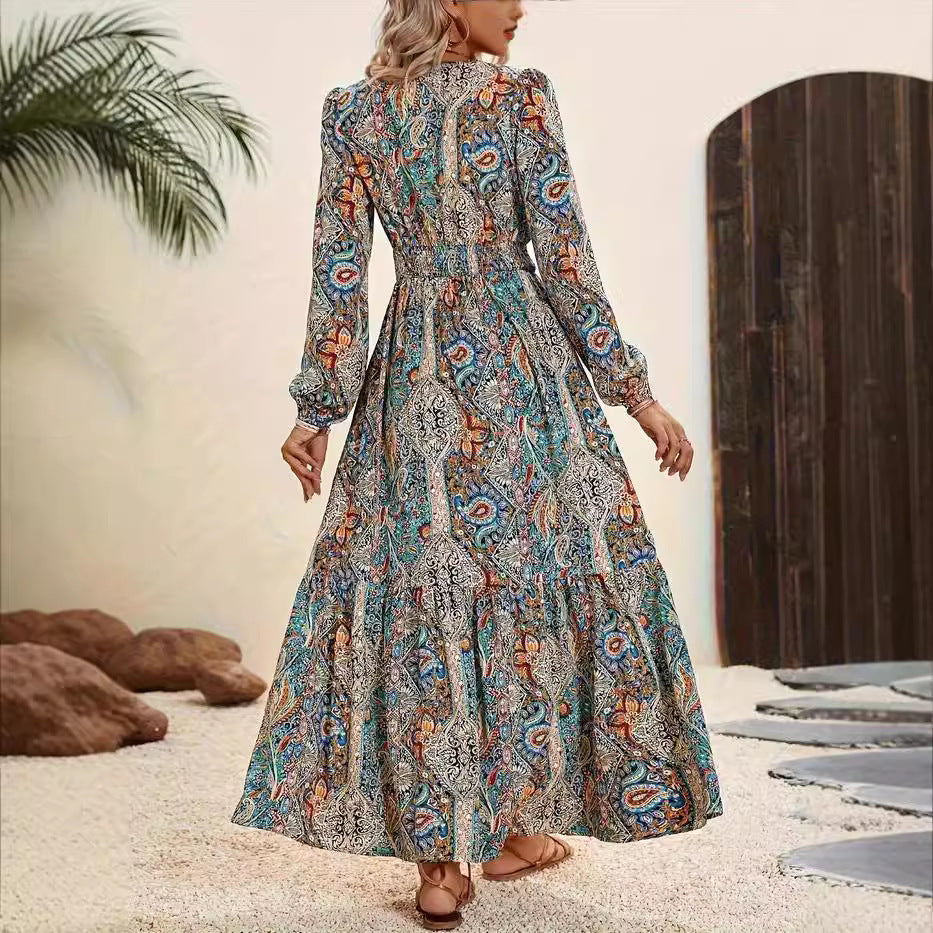 Dame maxikjole med detaljeret paisley-mønster og lange ærmer Stilla