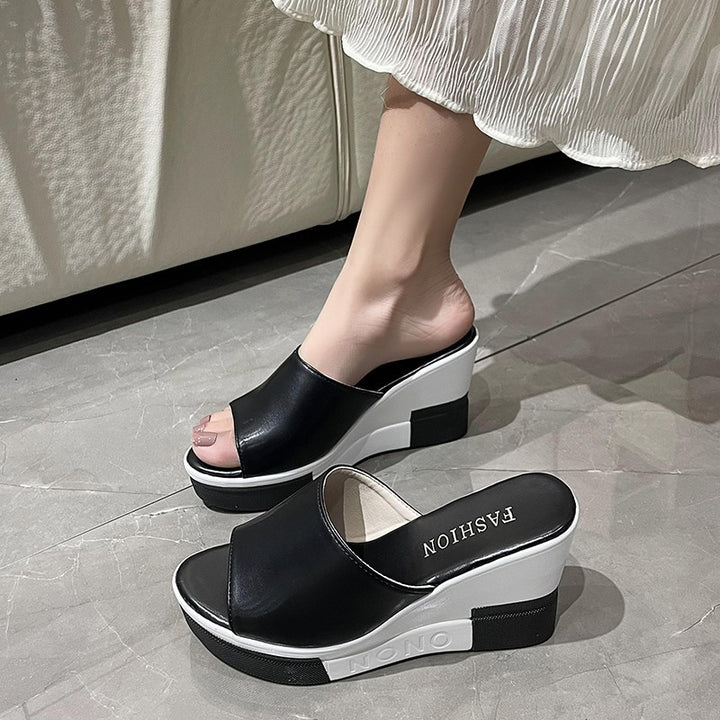 Dame nan slipon sandal fra syntetisk læderfinish med åben tå ergonomisk kilehæl og polstret komfortfodbed Skovae