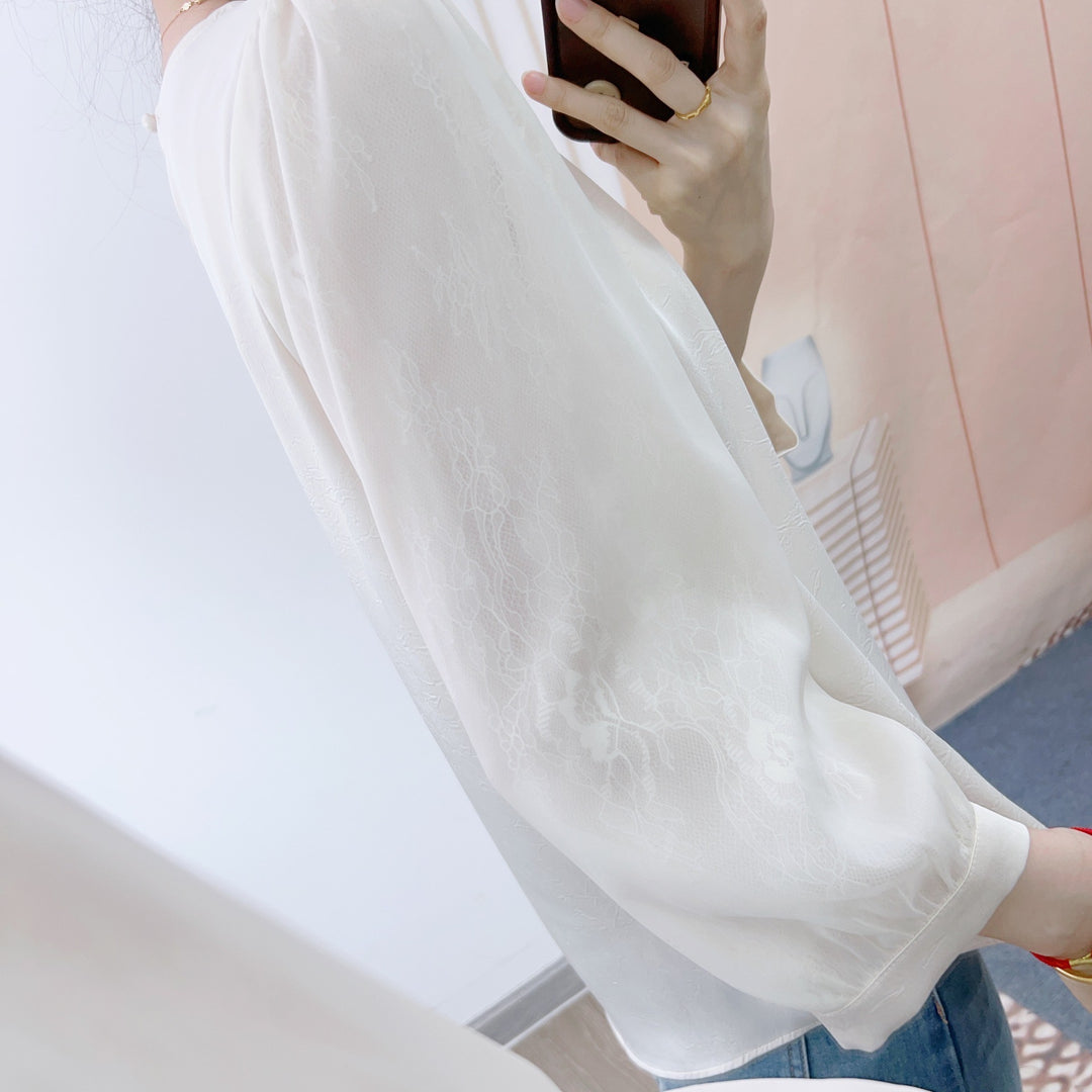 Damebluse med elegant V-halsudskæring og mode puffærmer Stilla