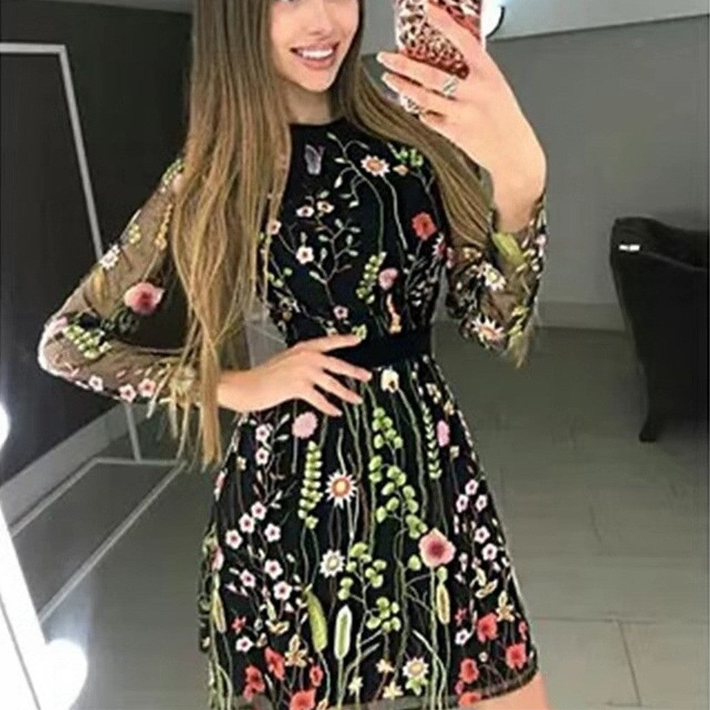 Dame Elegant cocktailkjole med blomsterbroderier og gennemsigtige ærmer Stilla