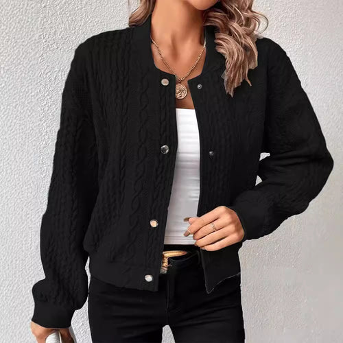 Kvinders cardigan med elegant kabelstrik mønster og trykknap lukning Stilla