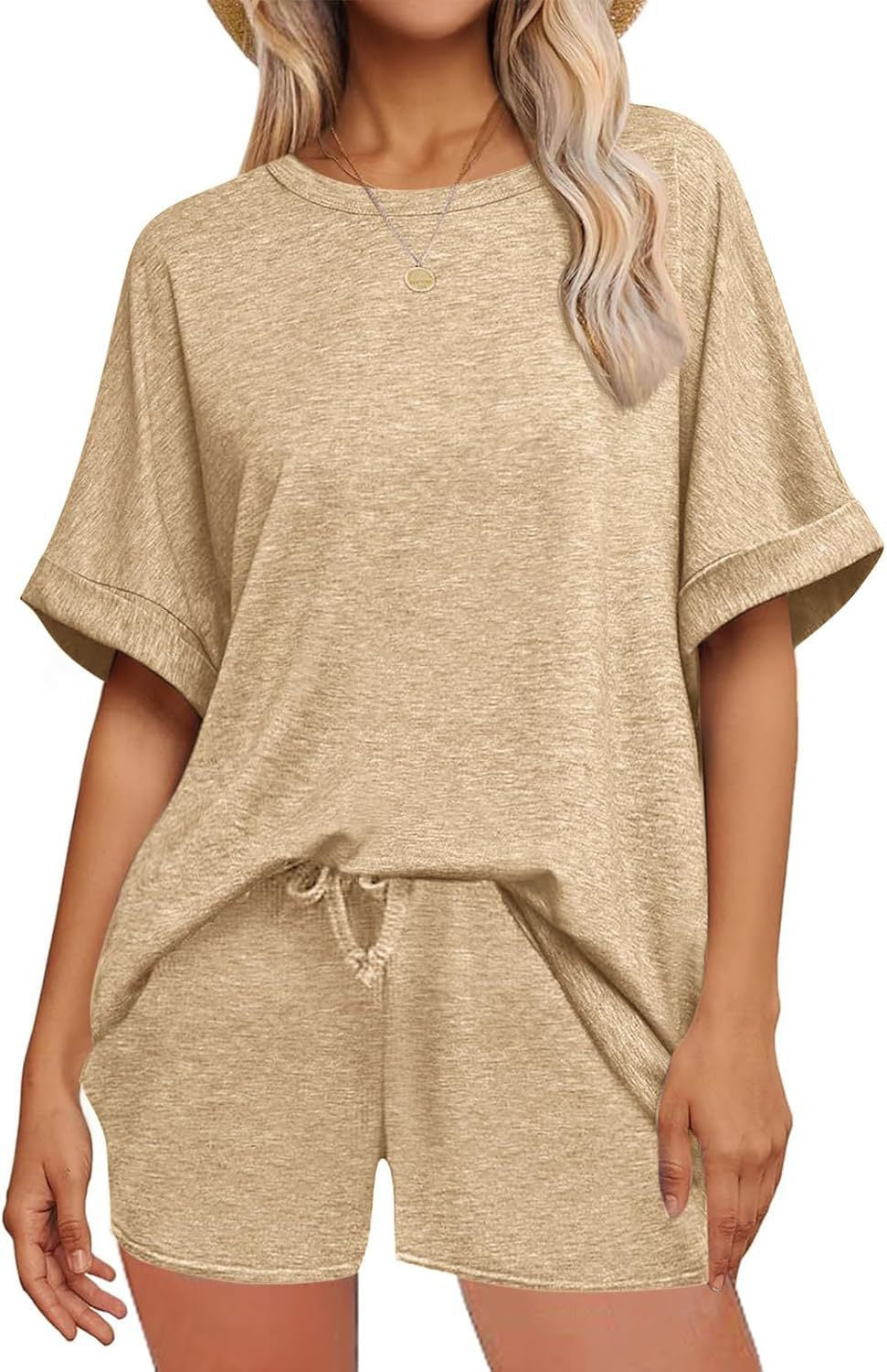 Dame afslappet fritids-sæt med oversized T-shirt og shorts Skovae