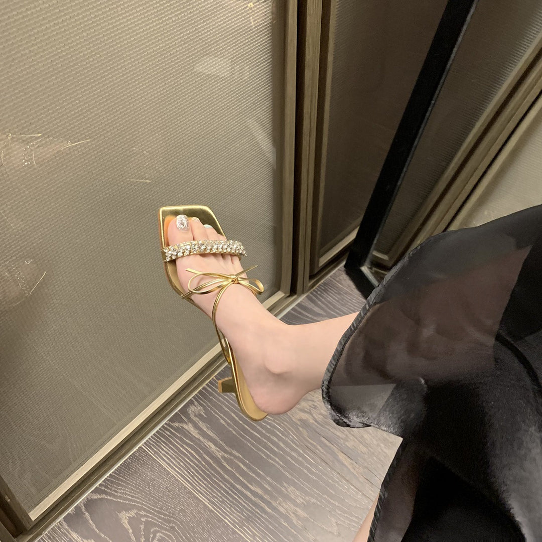 Dame Glitrende Sandaler med elegant rem og funklende accent Stilla