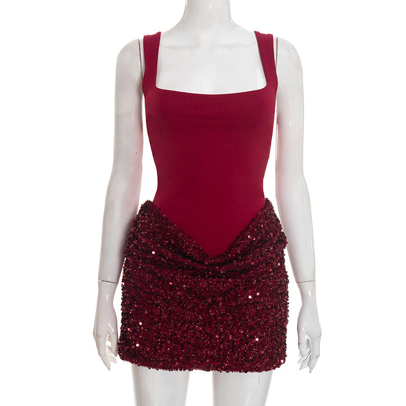 Dame elegant sequinned dress with deep V-neck and figure-flattering design Skovae