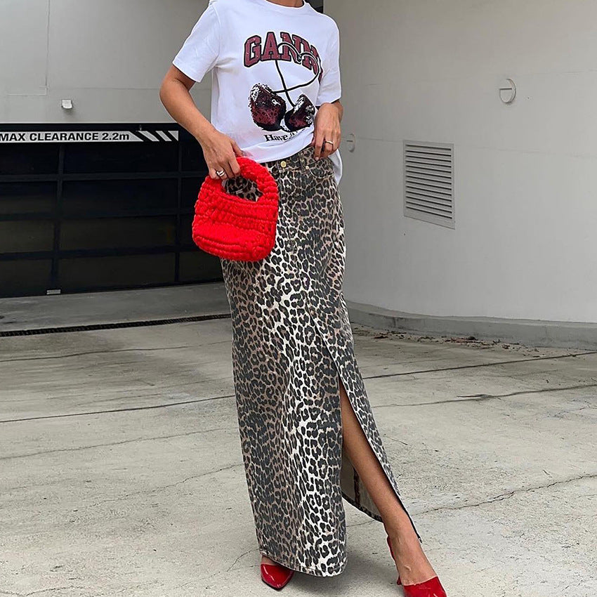 Dame maxiskørt med elegant leopardmønster og sideslids Stilla