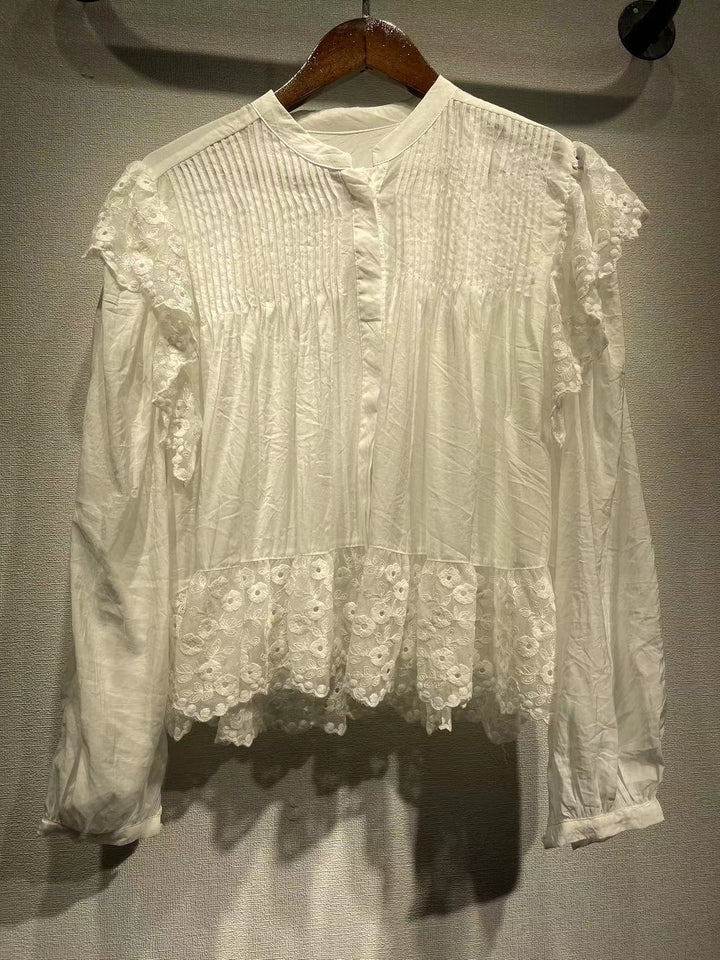 Damebluse med fine rynker og romantiske hæklede detaljer Stilla