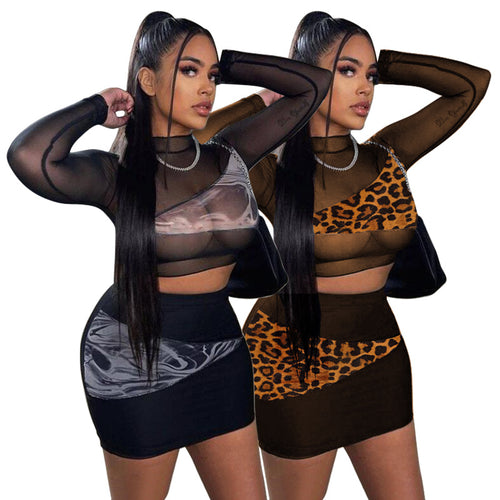 Dame sæt bestående af transparent bluse og figursmigrende mini nederdel med leopardmønster Stilla