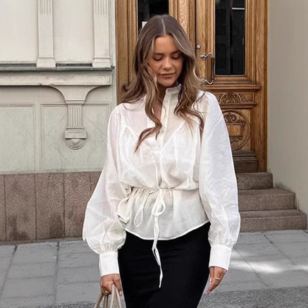 Damebluse med taljeret silhuet og elegant snøring Stilla