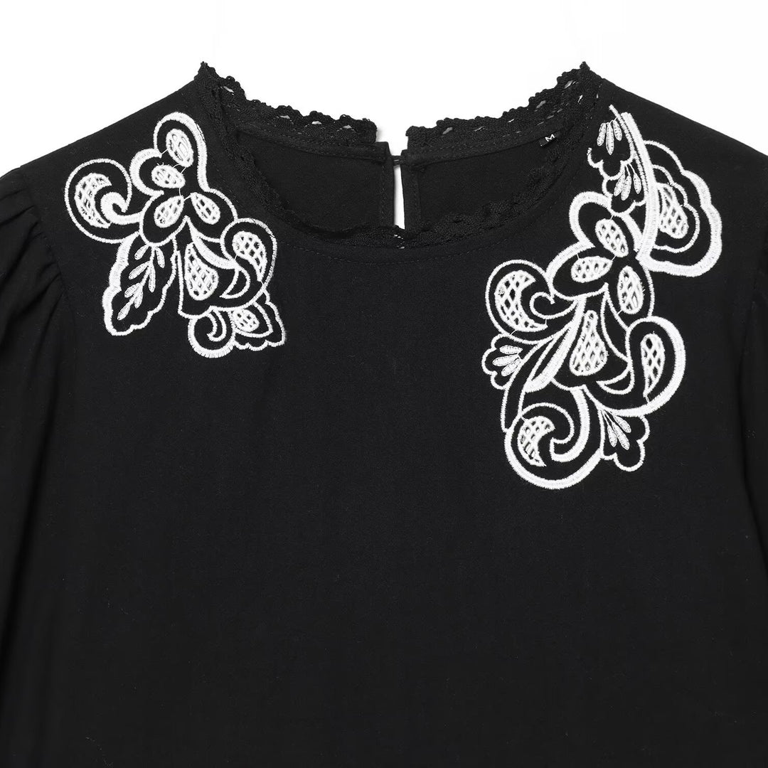 Damebluse med blomsteragtig blondede og flæseærmer Skovae
