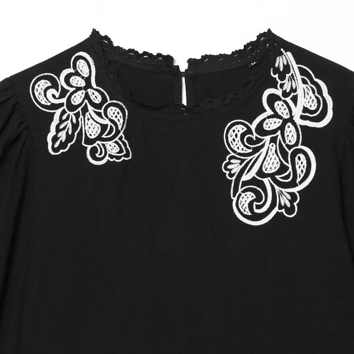 Damebluse med blomsteragtig blondede og flæseærmer Skovae
