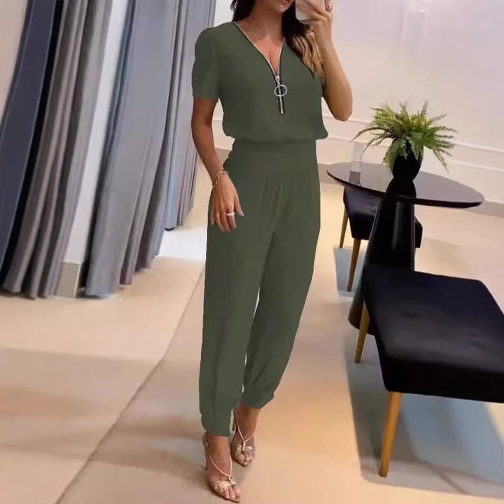 Dame jumper-sæt med stilfuld V-udskæring og elegant detalje Stilla