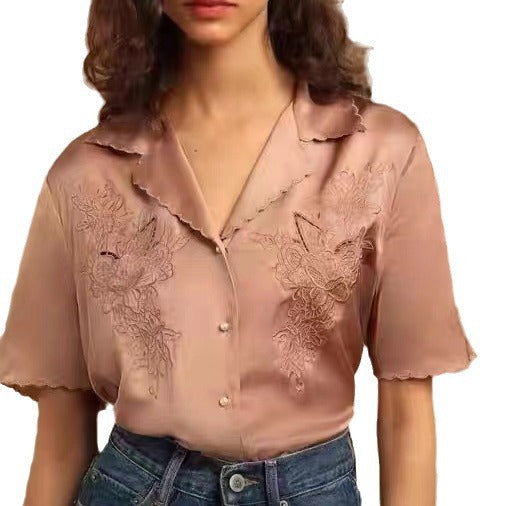 Dame satinbluse med floral broderidesign og elegante perleknapper Stilla