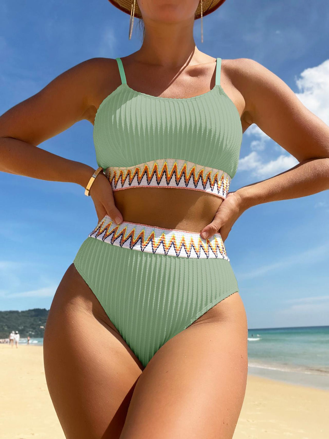 Dame højtaljet bikini med fashionable ribdetaljer og farverig accent Stilla