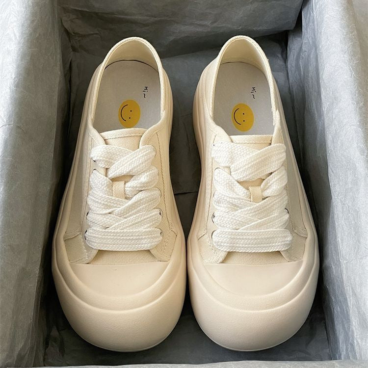 Dame platform sneakers med nostalgisk design og brede snørebånd Stilla