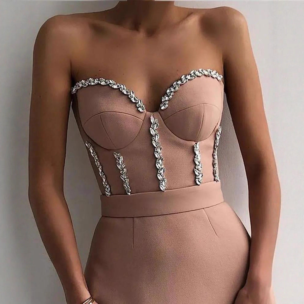 Kvindernes figursyede aftenkjole med elegant bustier-look og skinnende applikationer