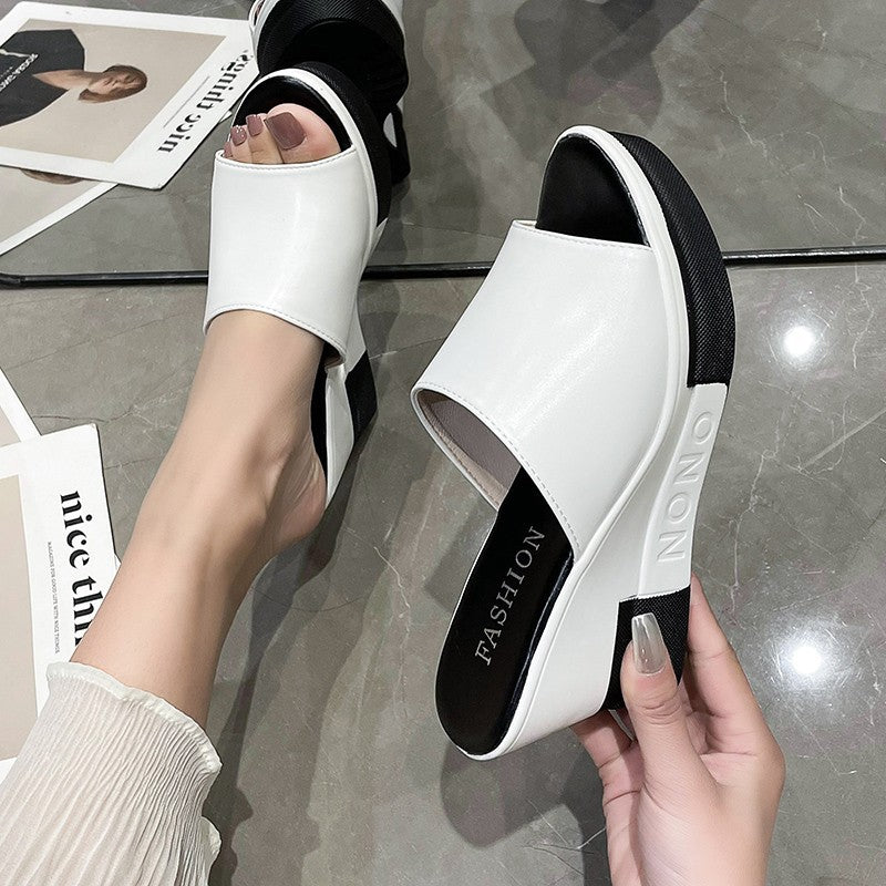 Dame nan slipon sandal fra syntetisk læderfinish med åben tå ergonomisk kilehæl og polstret komfortfodbed Skovae