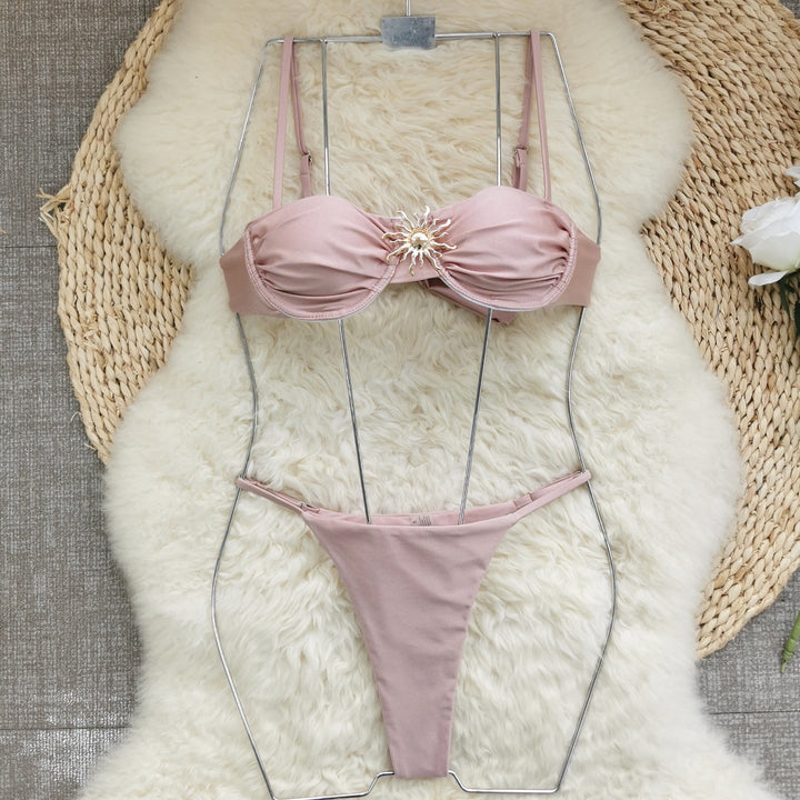 Dame bikini-sæt med elegant skål og unikt smykkedetalje Stilla