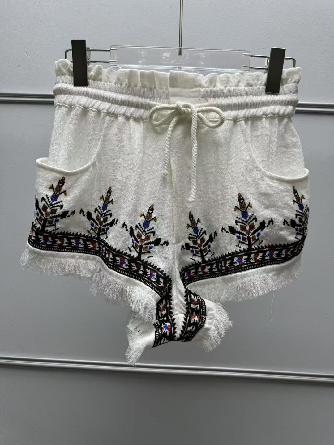 Dame broderet bluse med fine kvaster og legende detaljer Stilla