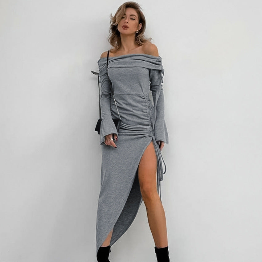 Damekjole i off-shoulder design med rynkedetaljer og sidelæg Stilla
