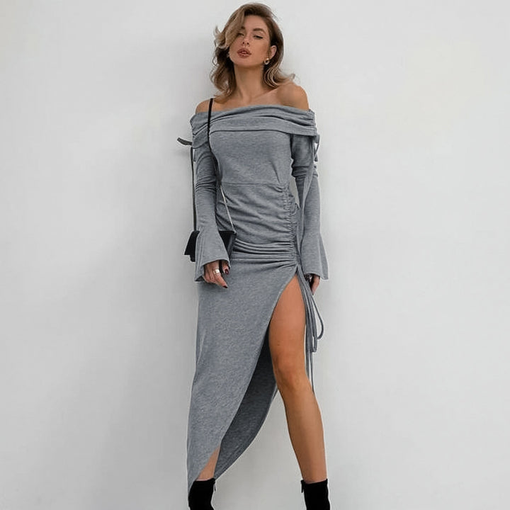 Damekjole i off-shoulder design med rynkedetaljer og sidelæg Stilla