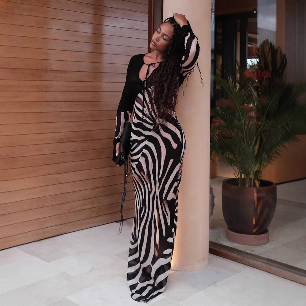 Dame maxikjole med asymmetrisk snit og elegant zebra-design Stilla