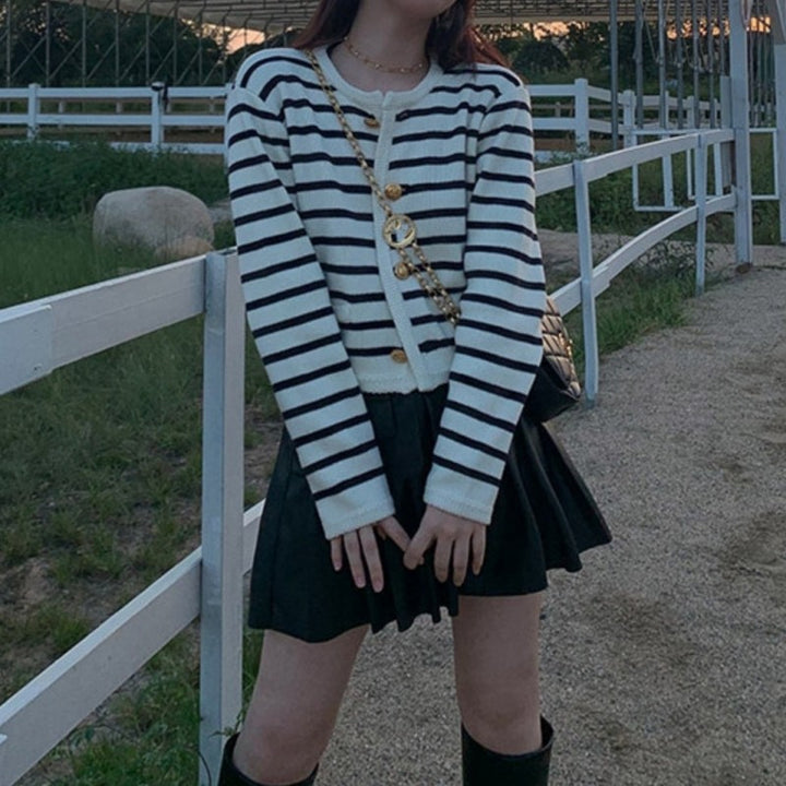 Kvinders cardigan med elegante knapper og stribet mønster Stilla