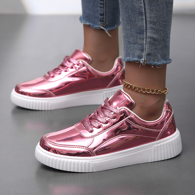 Dame nan lavt skåret sneakers med spejlende lakoverflade, polstret skaft og forhøjet sål med rillemønster Skovae