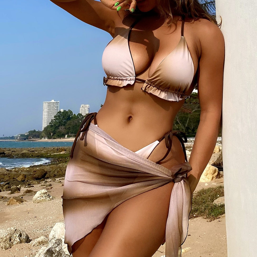 Dame triangel-bikini med glitrende flæseelementer og elegant omslagsskirt Skovae