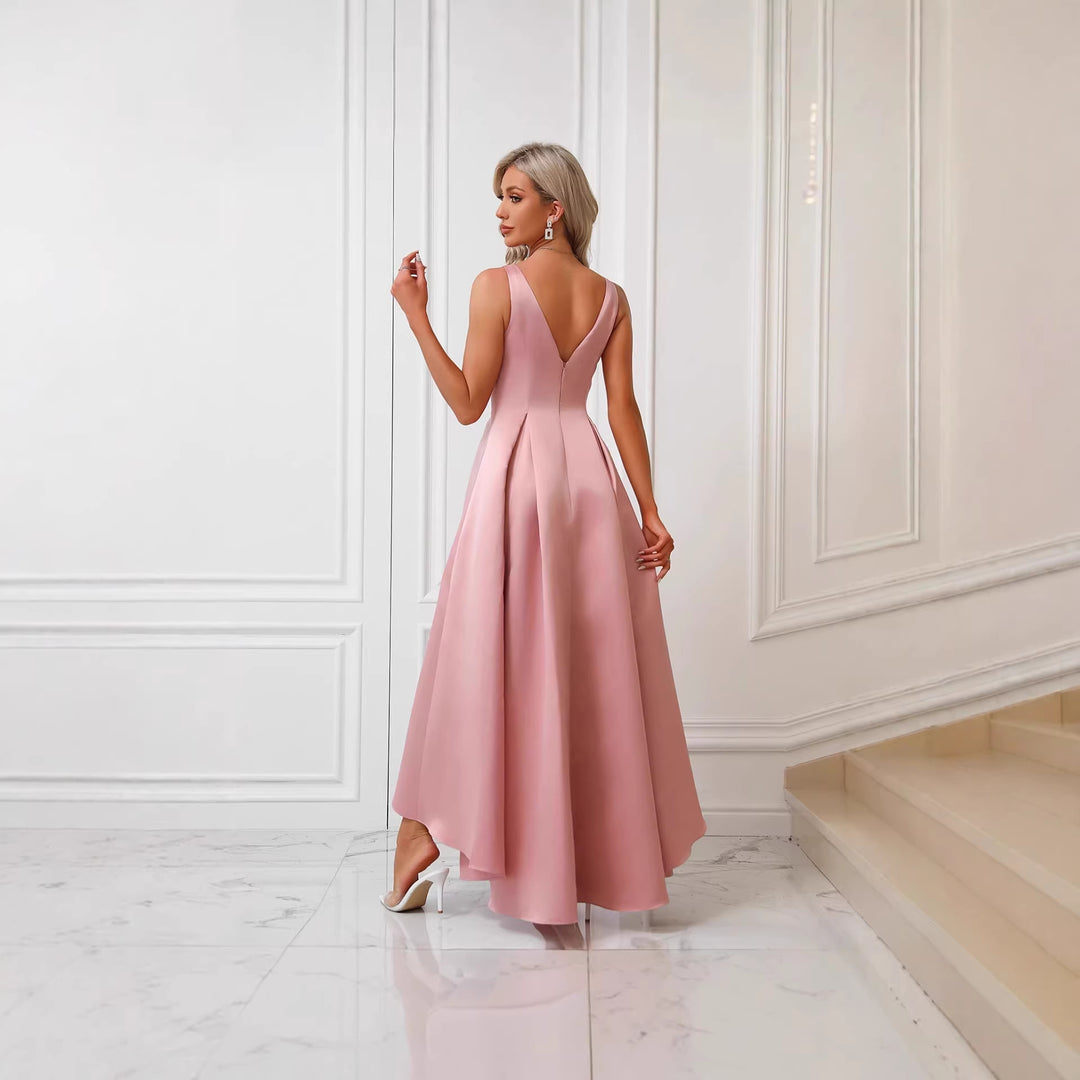 Kvinders elegante aftenkjole med asymmetrisk snit og raffinerede plisseringer