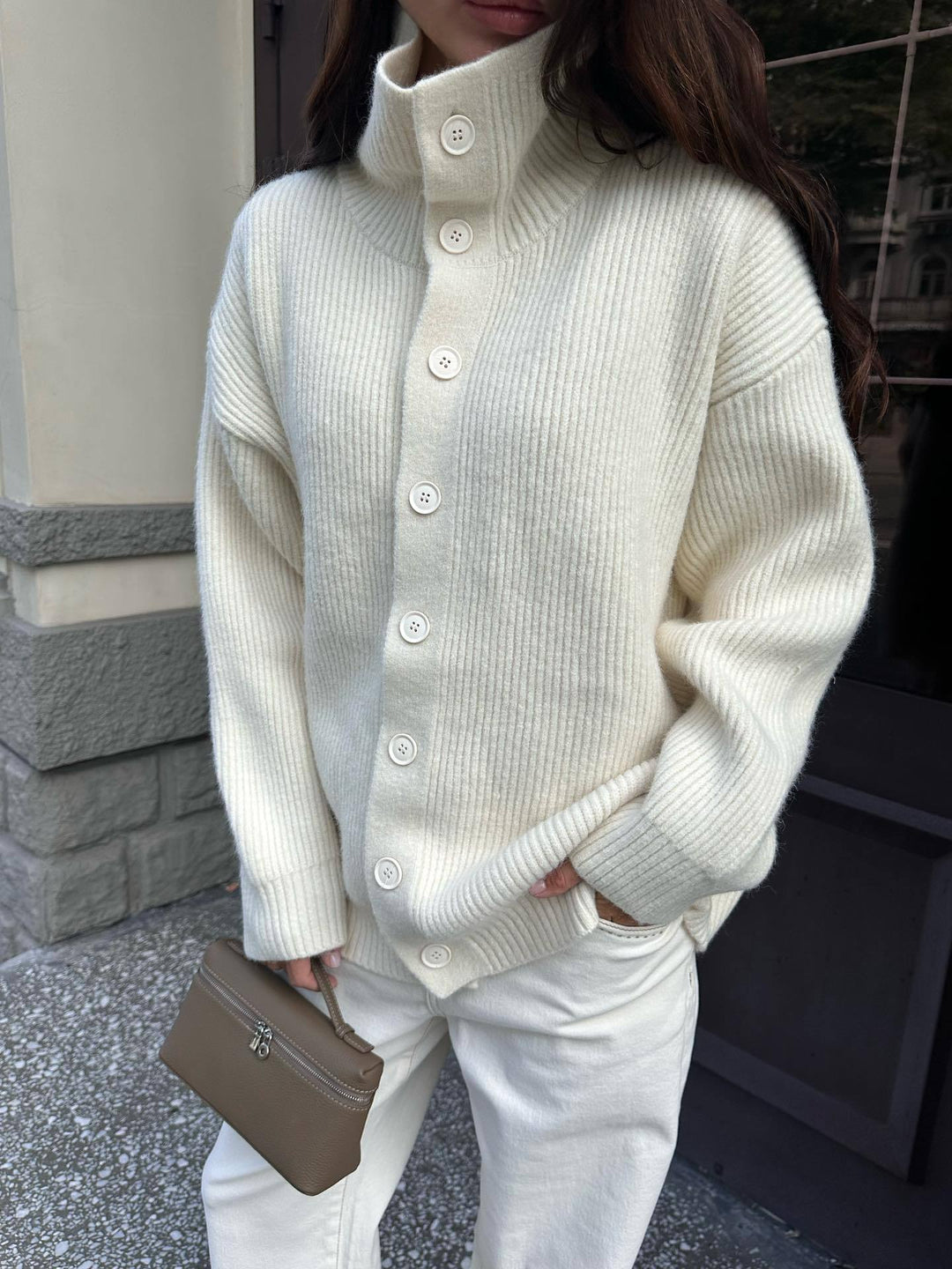 Kvinders hyggelige sweater med høj krave og knaplukning Stilla