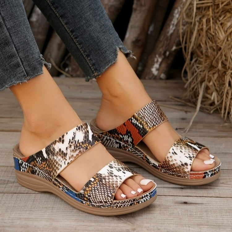 Dame mode sandaler med stilfuldt slangeprint og polstret fodseng design Stilla