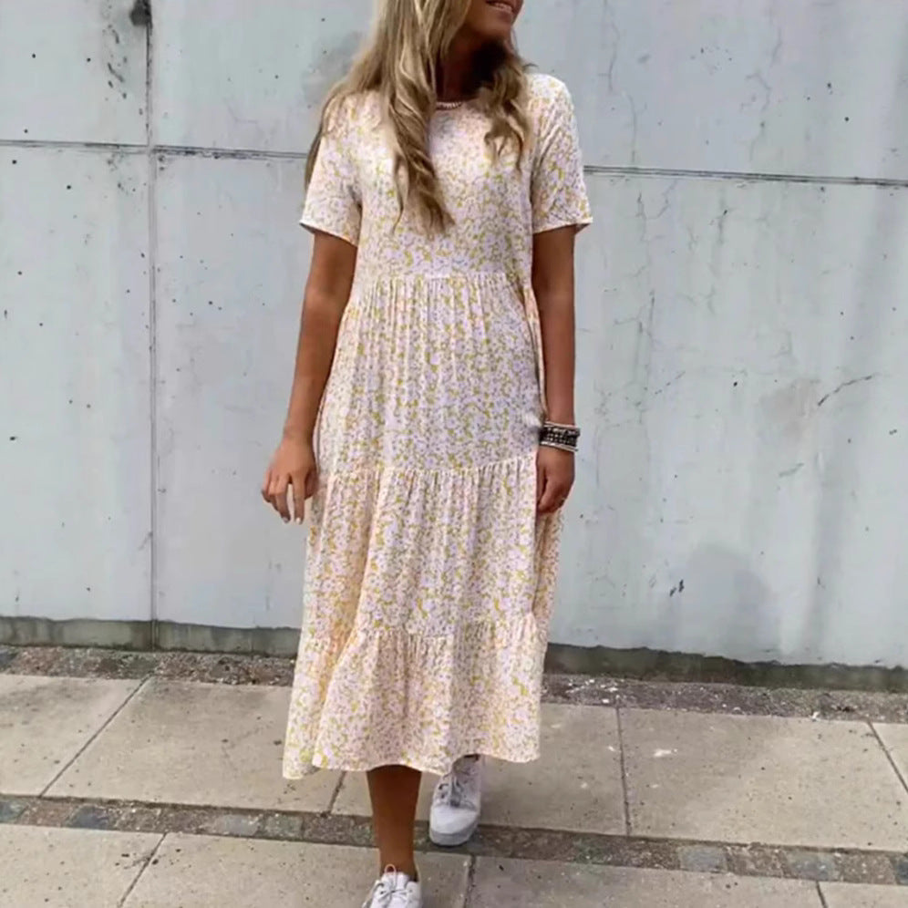 Kvinde i luftig lagdelt maxi-kjole i boho-babydoll-stil med rynket underbust og korte ærmer Skovae