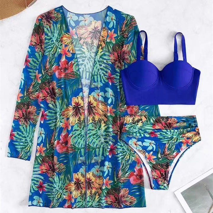 Dame strandoutfit med floralt cover-up og højt skåret bikini Stilla