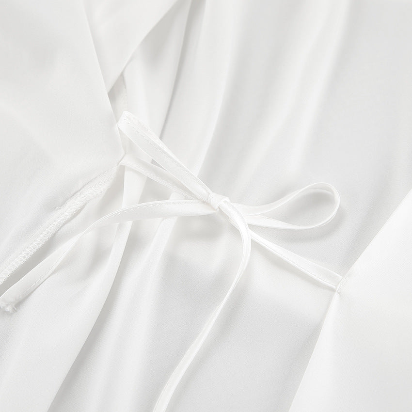 Dame Satin-morgenkåbe med elegante pufærmer og taljerbart bælte Stilla