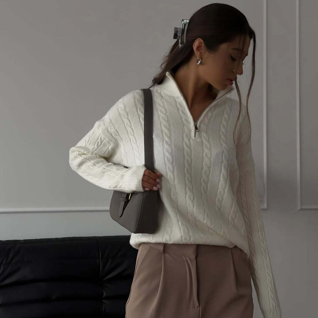 Kvinders stilfulde strikket sweater med høj krave og lynlås Skovae
