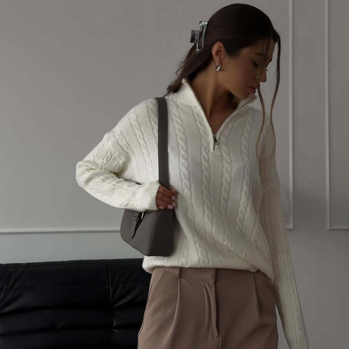 Kvinders stilfulde strikket sweater med høj krave og lynlås Skovae