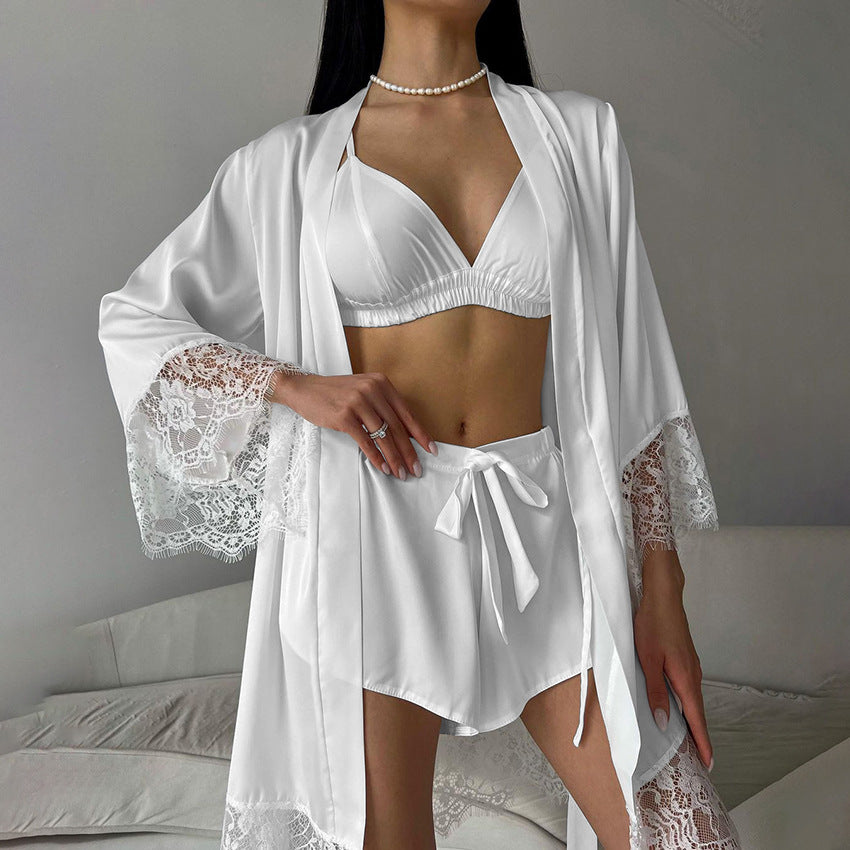 Dame Satin pyjamasæt med elegant kimono-design og blondeafslutninger Stilla