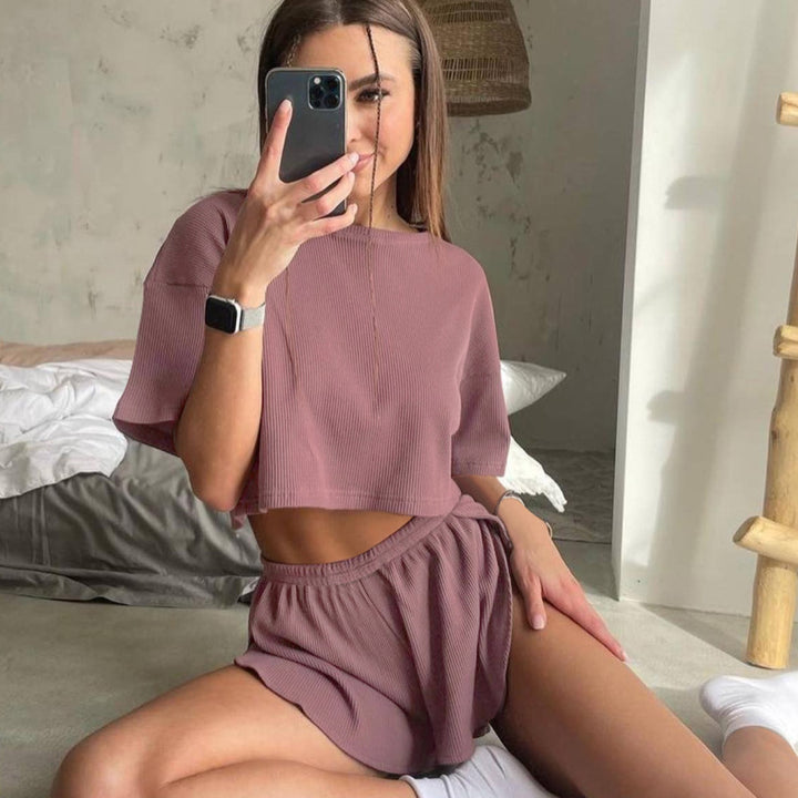 Dame afslappet sæt bestående af cropped top og shorts med ribstruktur Stilla
