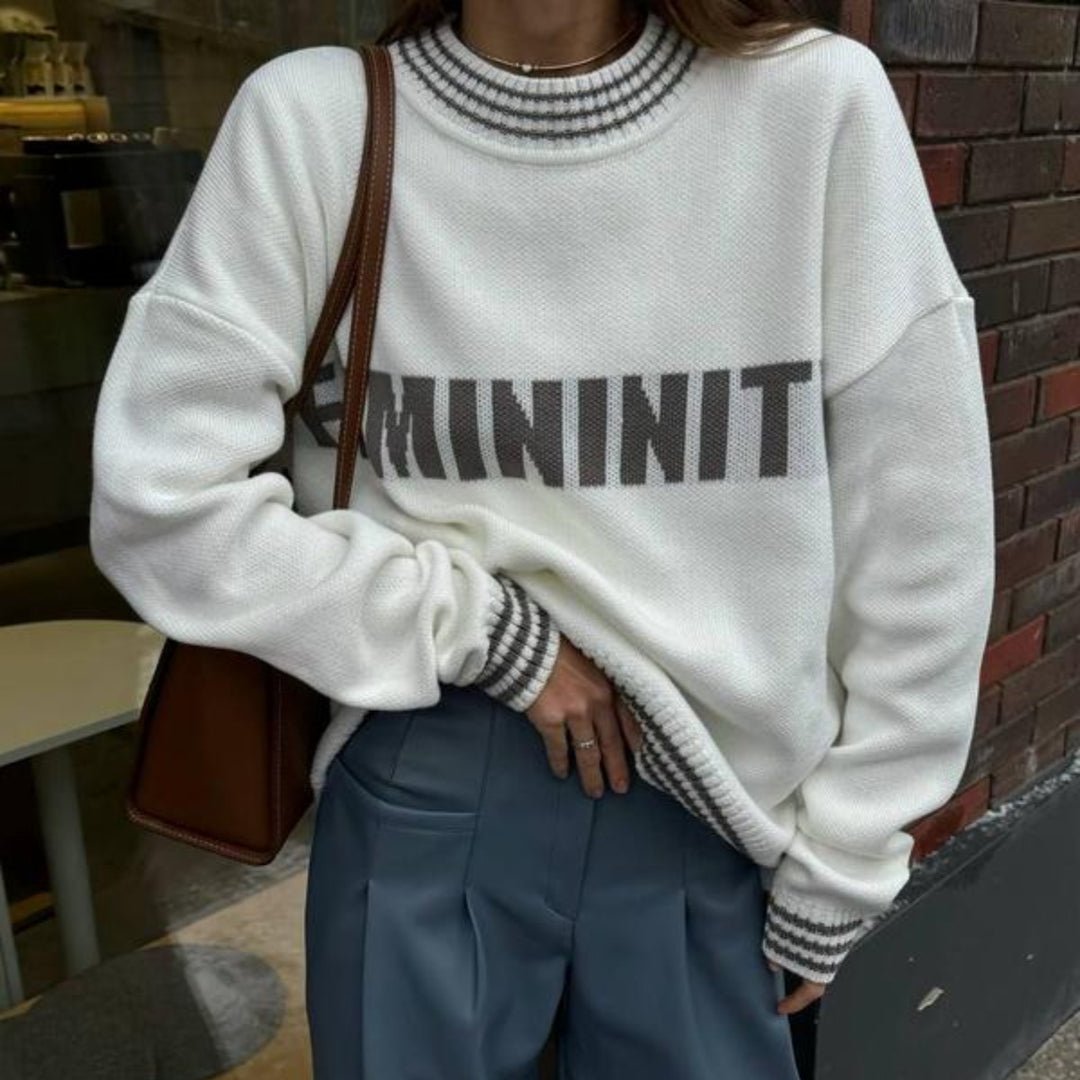 Kvinders afslappede sweatshirt med stilfuld lettering og stribede manchetter