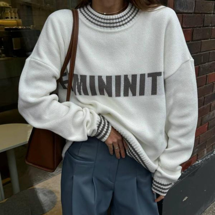 Kvinders afslappede sweatshirt med stilfuld lettering og stribede manchetter
