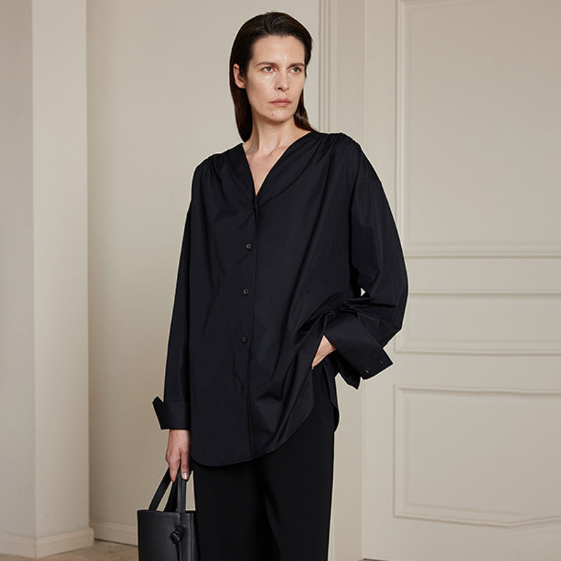 Damer trendy oversized skjorte med raffineret V-hals Stilla