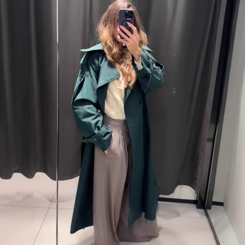 Dame trenchcoat med moderne detaljer og bred revers Stilla