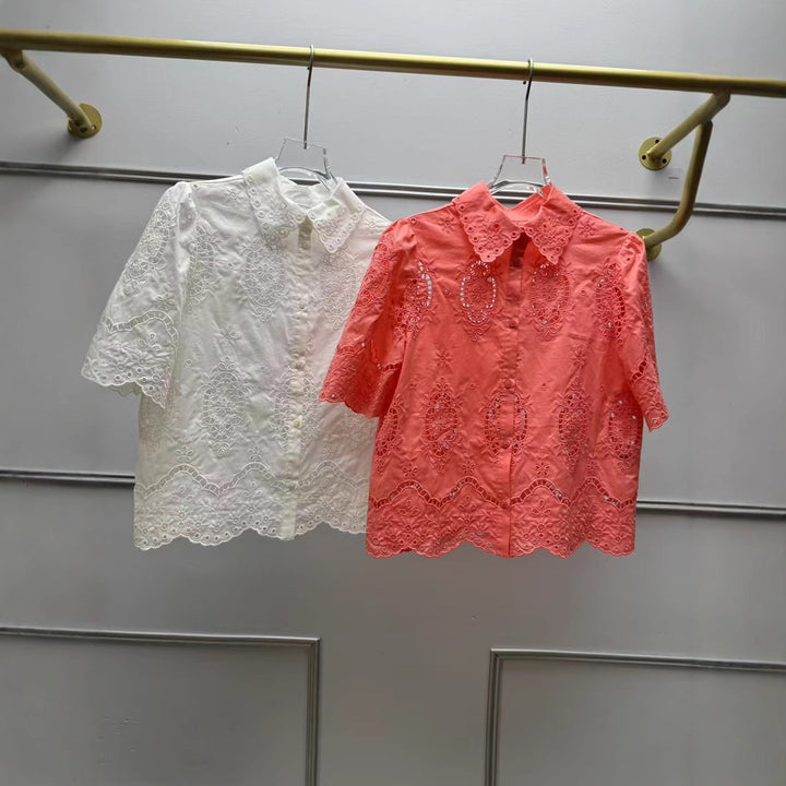 Damebluse med kunstnerisk hulmønster og elegant høj krave Stilla