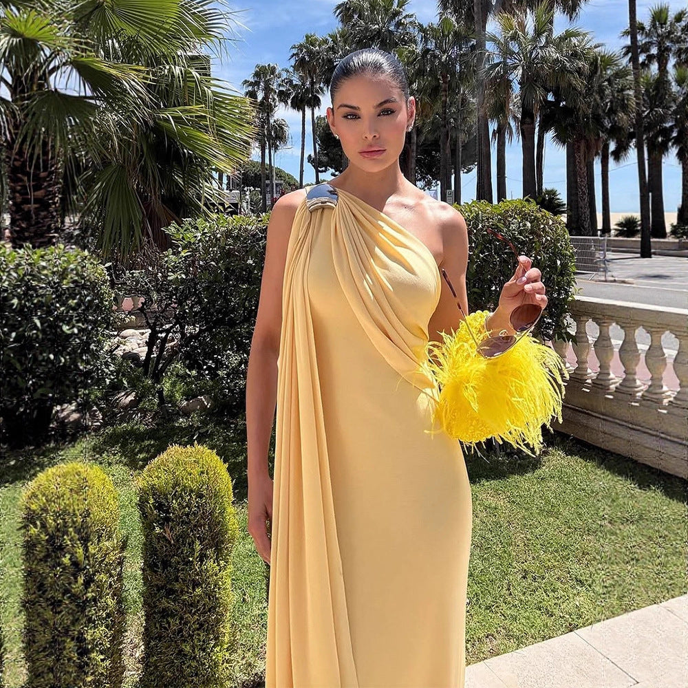 Dame Maxi-kjole med asymmetrisk design og elegante draperingsdetaljer Stilla
