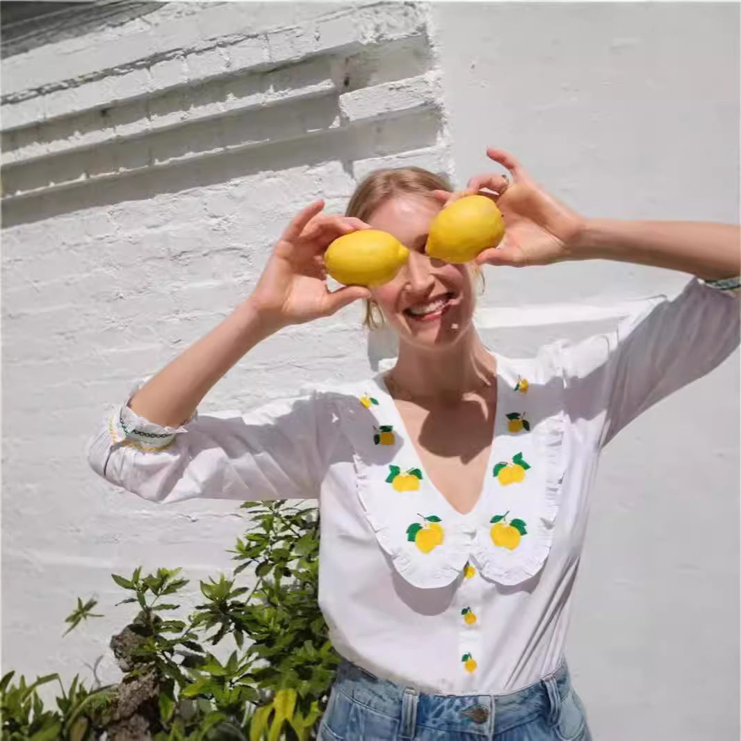 Damebluse med unikt citrondesign og romantisk rynket kant Stilla